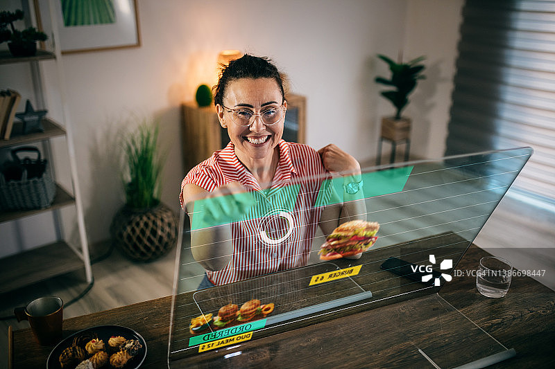 女人用电脑订餐图片素材