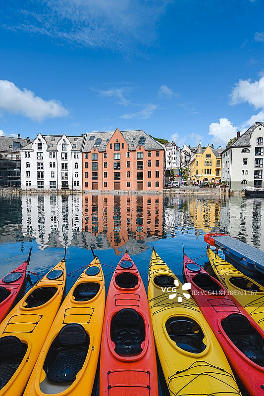 奥勒松运河沿岸的新艺术风格建筑和彩色皮划艇，挪威图片素材