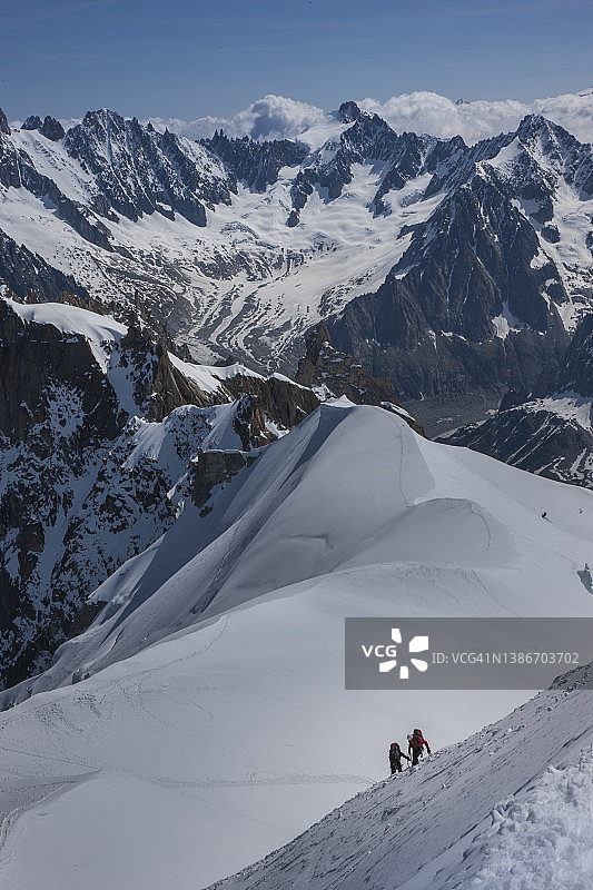 雪岭上的登山者图片素材