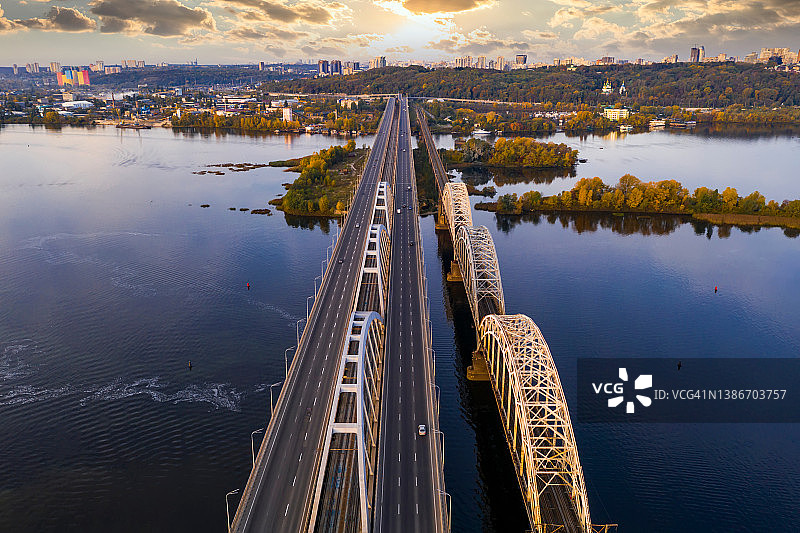 乌克兰基辅第聂伯河上桥梁的鸟瞰图图片素材
