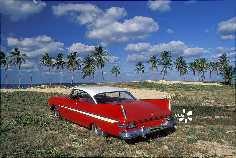 古巴海滩上的老式美国汽车图片素材