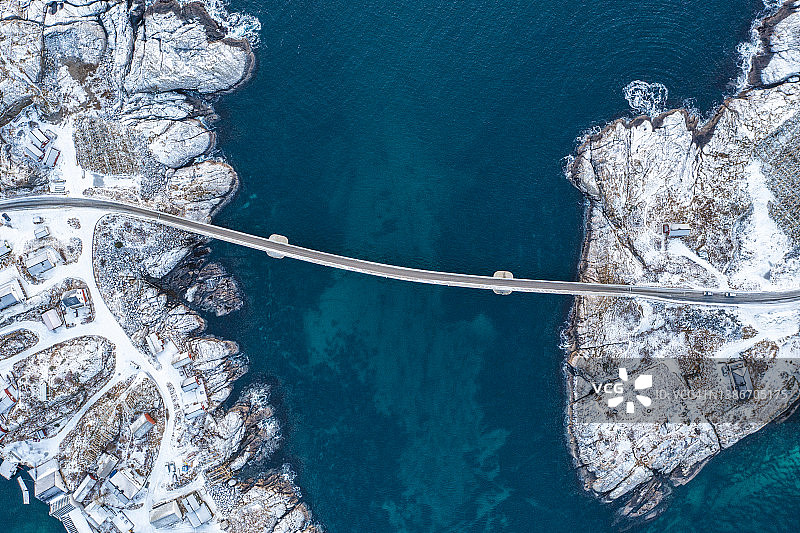 挪威冬季景观公路俯视图图片素材