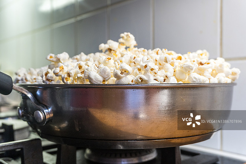 烹饪锅上制作爆米花的特写镜头图片素材