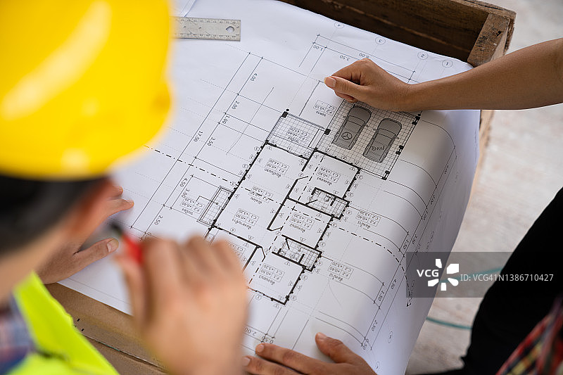 建筑师或工程师绘制蓝图图片素材