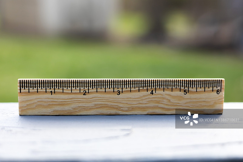 户外壁架上的木制尺子图片素材