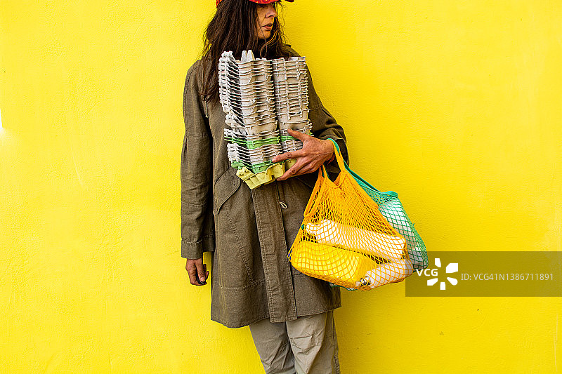 女人回收塑料和纸板图片素材