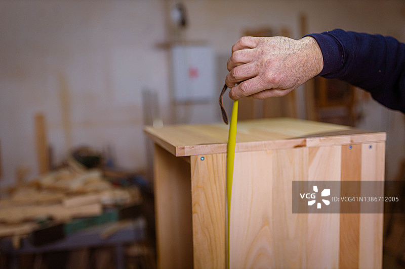 木匠在车间测量家具图片素材