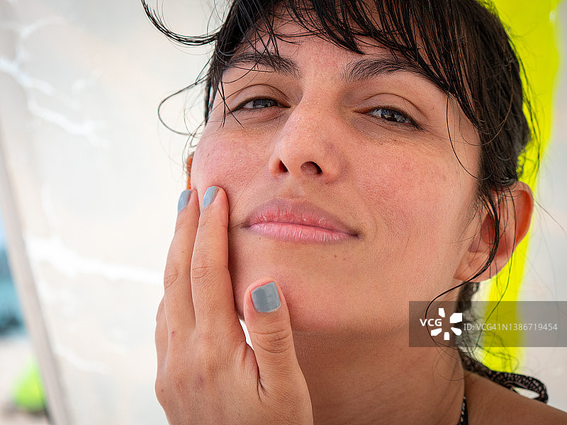 刘海女子面部特写肖像图片素材