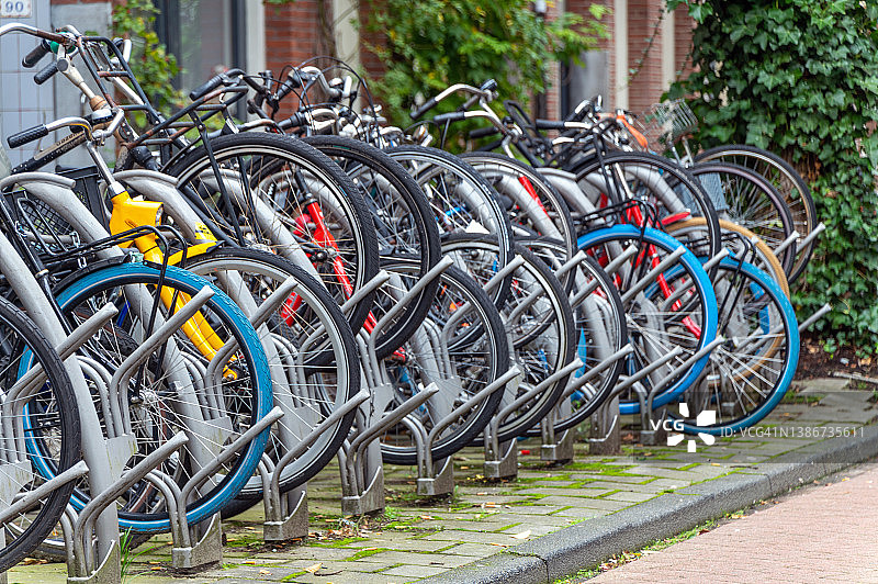 带有停放自行车的自行车停车架图片素材