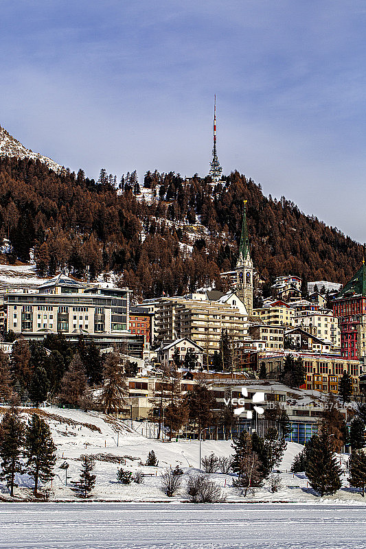 阳光明媚的圣莫里茨冬季度假小镇图片素材