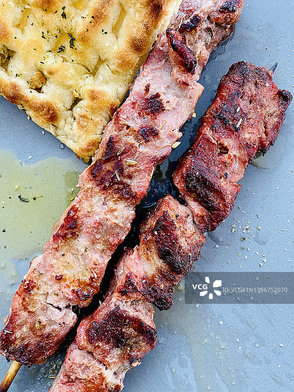 典型的希腊美食：烤猪肉串配皮塔饼和橄榄油（Souvlaki）图片素材