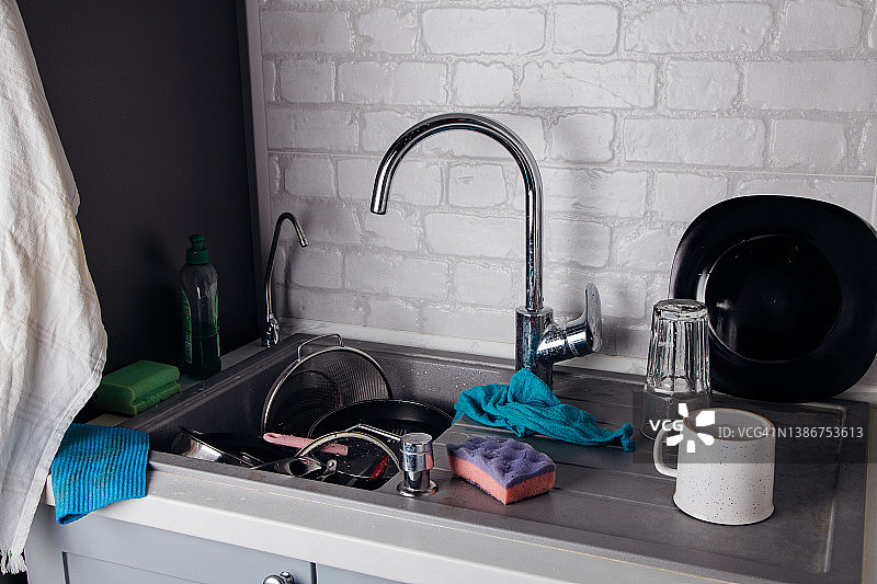 装满脏盘子的水槽图片素材