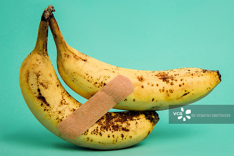 贴着创可贴的两根香蕉图片素材