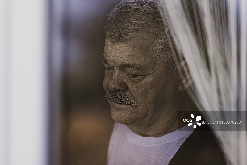 在家思考的老年男士肖像图片素材