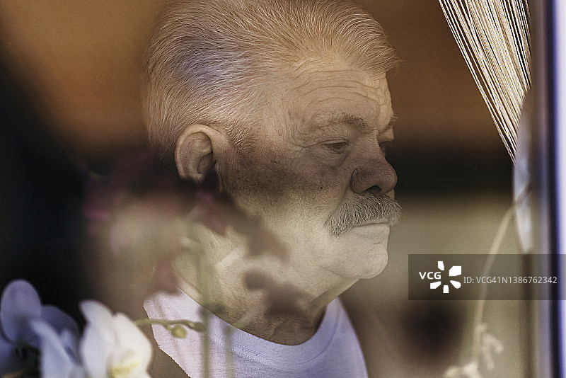 在家思考的老年男士肖像图片素材