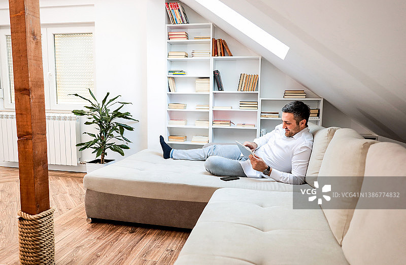 在家用平板电脑工作的中年男人图片素材