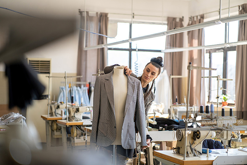 工作中的时装设计师图片素材