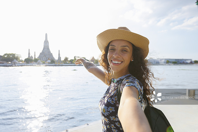 在泰国曼谷郑王庙度假的年轻拉丁裔情侣图片素材