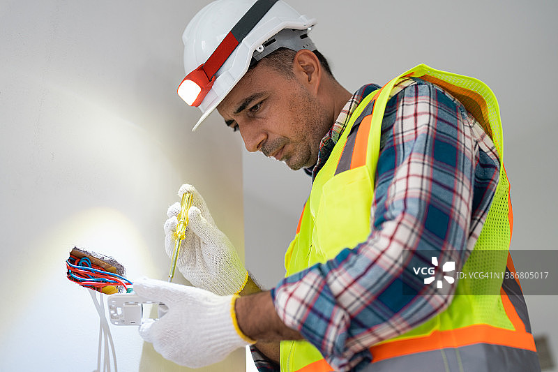 电工准备连接电缆图片素材