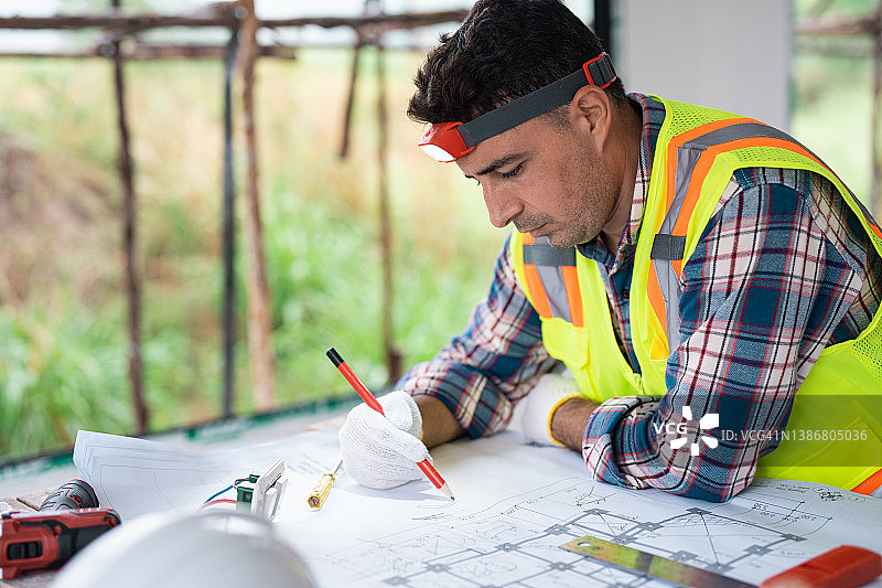 规划未来项目的建筑师图片素材