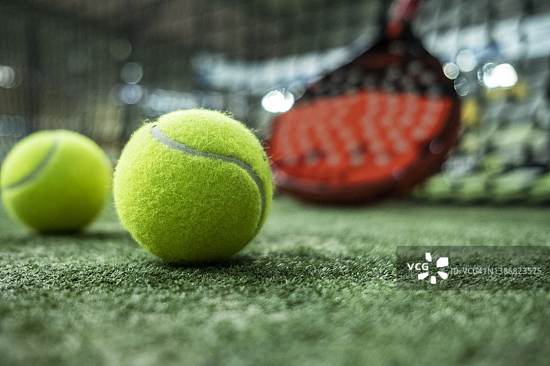 板式网球球拍与球场，板式网球锦标赛图片素材