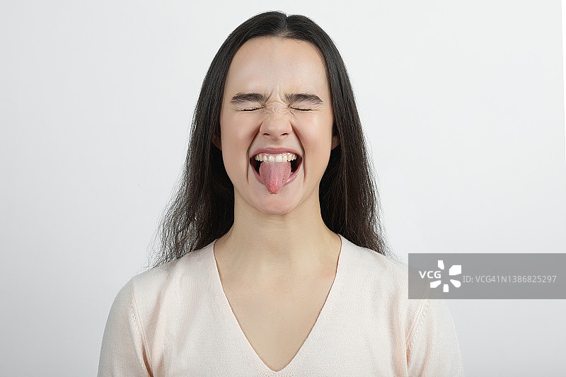 年轻女子伸出舌头特写图片素材