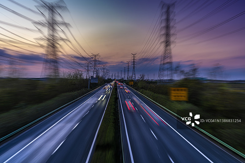 日落时公路电塔光轨高角度视图图片素材