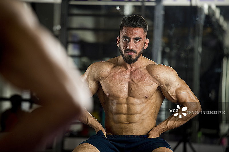 健壮的男人在健身房展示肌肉图片素材