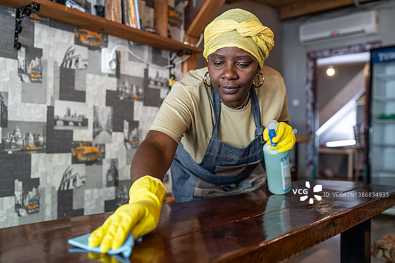旅馆女佣在旅馆消毒，为重新开放后的客人做准备图片素材
