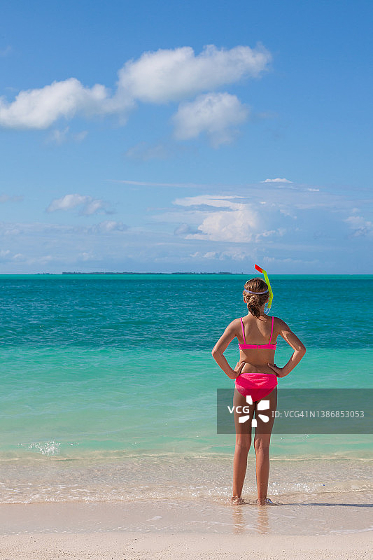 穿着泳装在海滩度假的健康年轻白人女孩图片素材