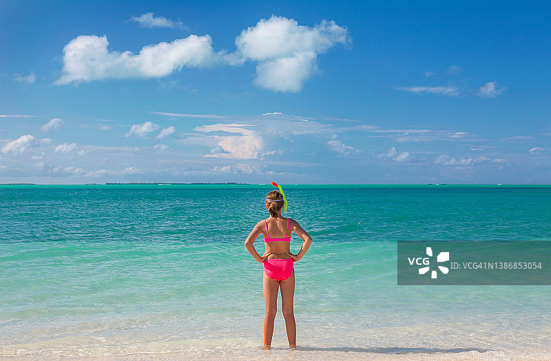 戴着通气管面罩的年轻白人女子，身穿鲜艳的比基尼图片素材