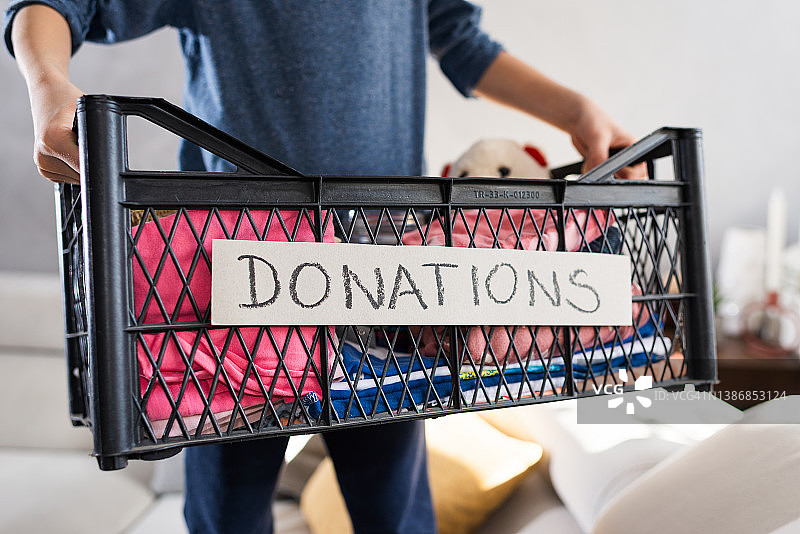 孩子双手拿着捐款箱的特写图片素材