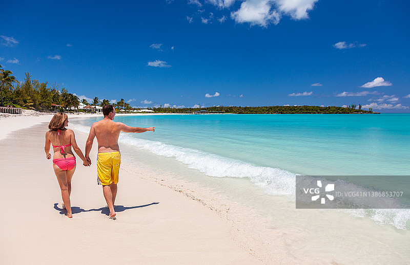 情侣在加勒比海滩散步图片素材