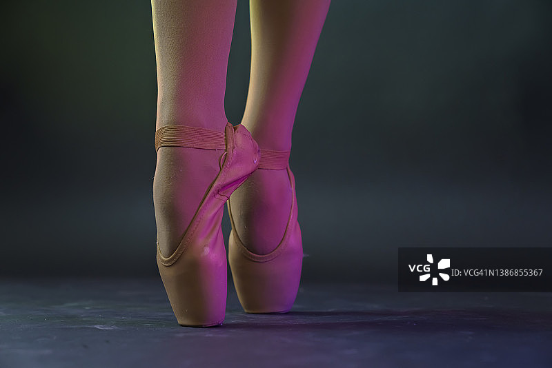 芭蕾舞女演员在黑暗舞台上跳舞的腿部照片图片素材