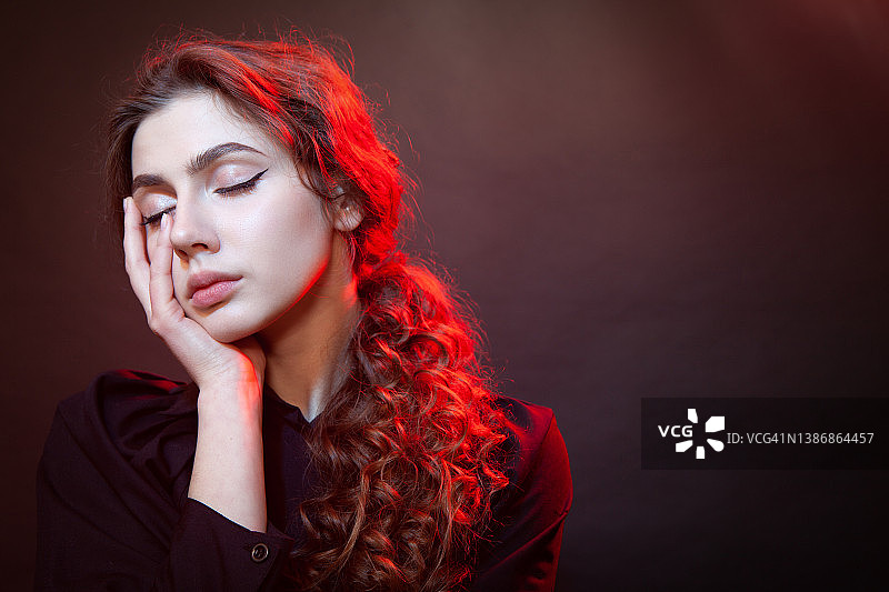 20岁卷发女性的影棚肖像特写图片素材