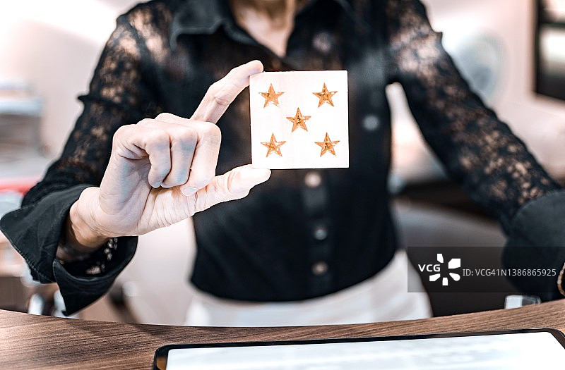 手持五角星的商务女人图片素材