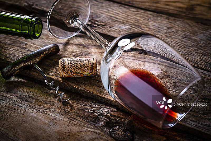 里奥哈葡萄酒瓶塞、酒杯和葡萄酒瓶图片素材