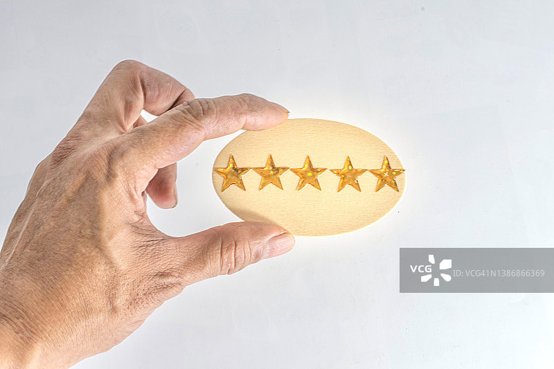 商人手持五角星图片素材