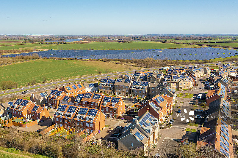 配备太阳能板的新住宅开发区航拍——可持续生活图片素材