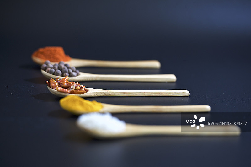 勺子和香料图片素材