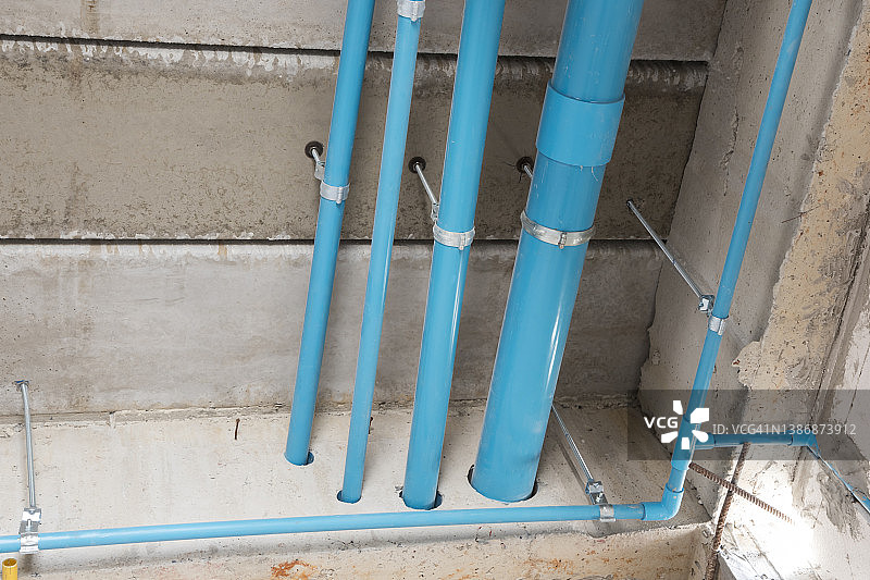 建筑工地混凝土楼板下的水管系统中的PVC管图片素材