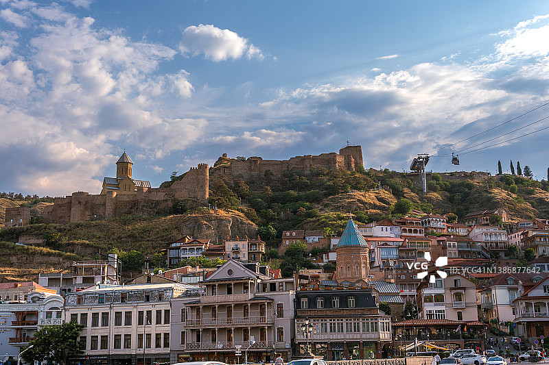 第比利斯老城与纳里卡拉要塞全景，格鲁吉亚。夏季，空中缆车图片素材