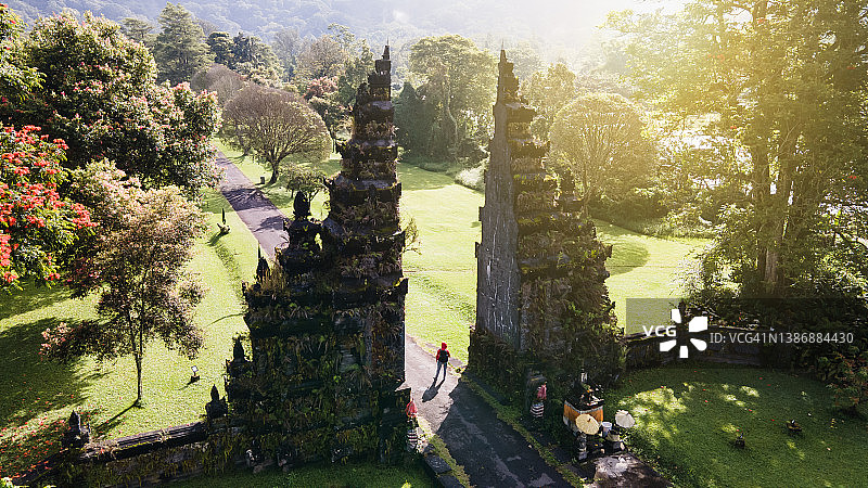 在印度尼西亚巴厘岛印度教寺庙度假的男人图片素材