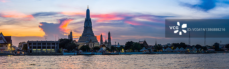 曼谷夕阳下的郑王庙和湄南河图片素材