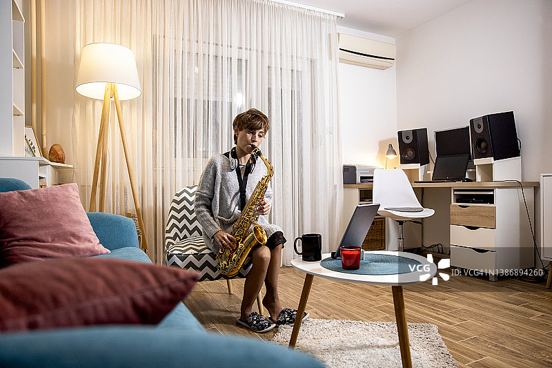 年轻教授在家教授在线音乐课程图片素材