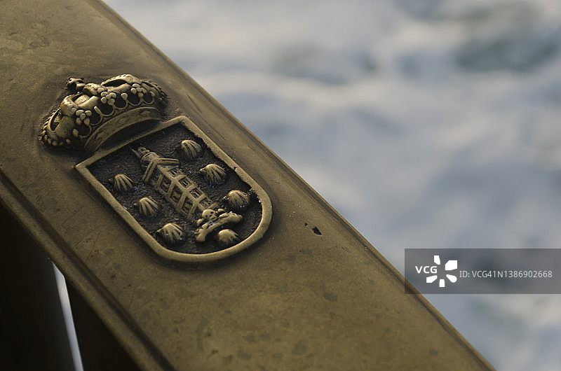 夕阳下的金属栏杆与城市盾徽图片素材