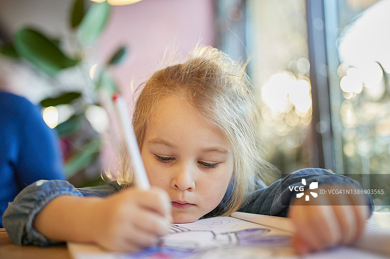 小女孩画画图片素材