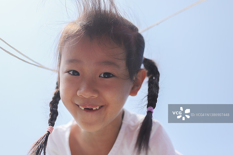 女孩掉了门牙图片素材