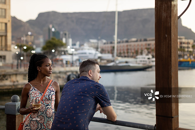 在开普敦海港欣赏日落的情侣图片素材