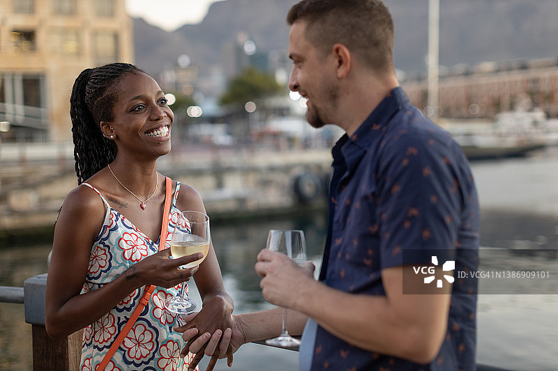 在开普敦海港欣赏日落的情侣图片素材